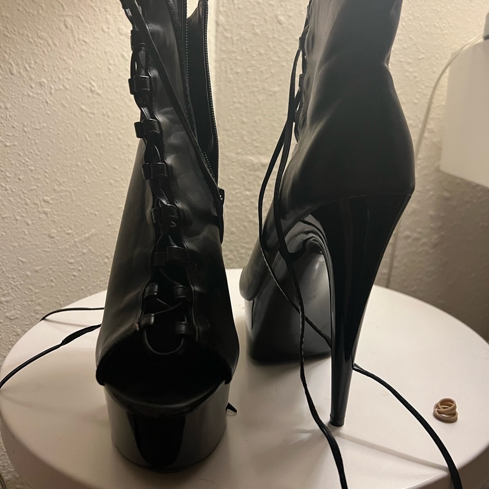 Ellie platform shoes.  Size 8 US.